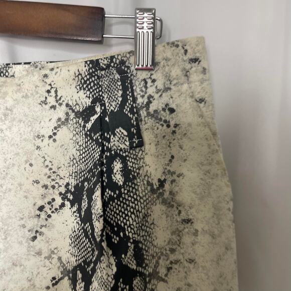 Gianni Bini women's M wide legged slacks pants trousers white black snakeskin - Picture 3 of 16